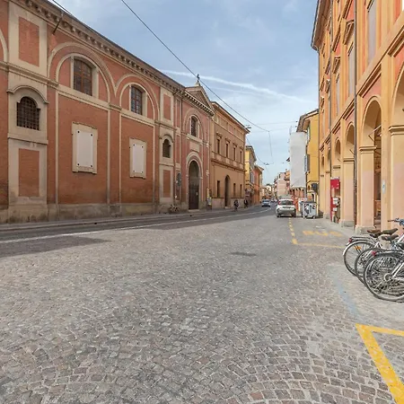 With Private Courtyard! Bologna